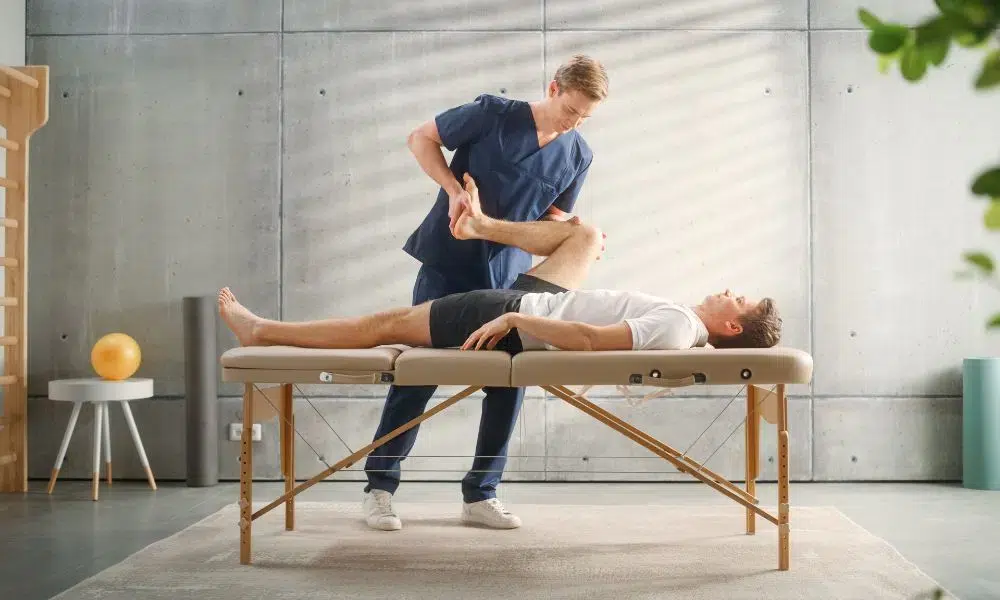 osteopata movilizando la rodilla
