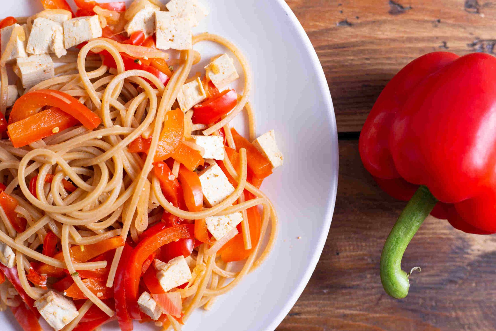 pasta integral con tofu y verduras (veggie)
