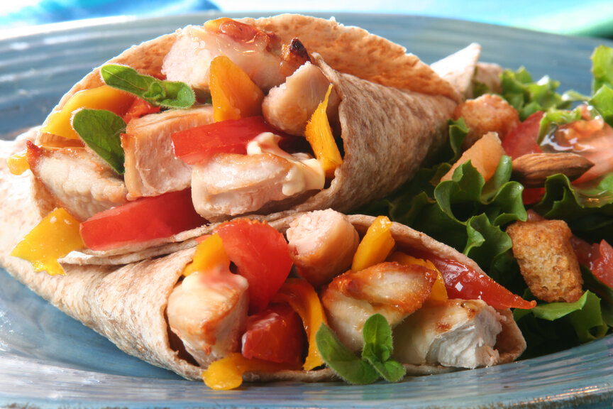wrap integral de pollo y verduras