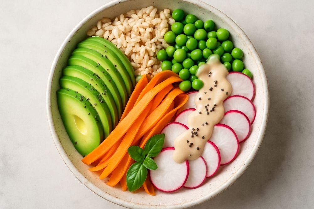 buddha bowl de arroz integral y verduras de temporada (vegana)