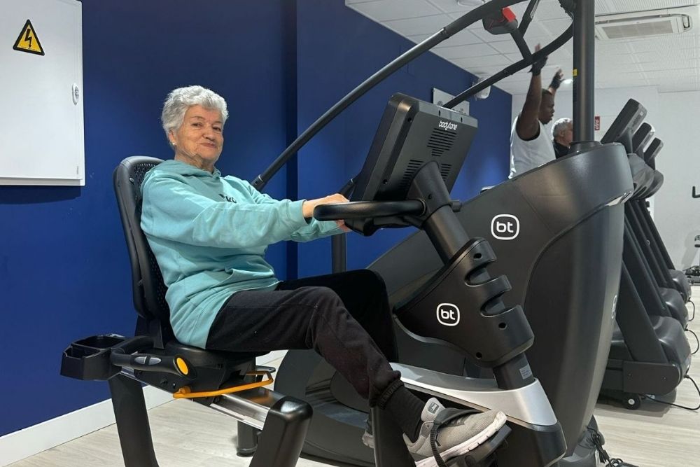 clotilde socia persona mayor de vicalvaro haciendo bicicleta
