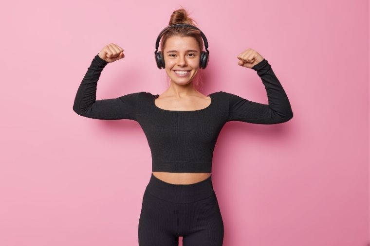 femme qui danse en ecoutant de la musique 2