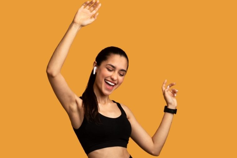 femme qui danse en ecoutant de la musique