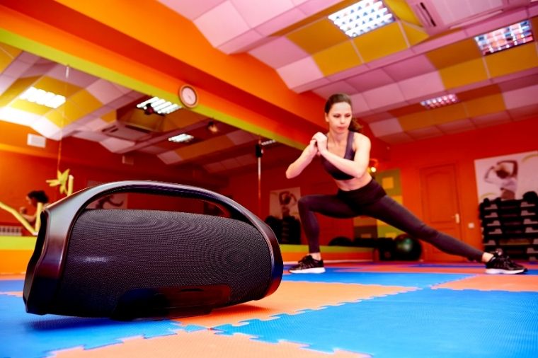 femme streching en musique