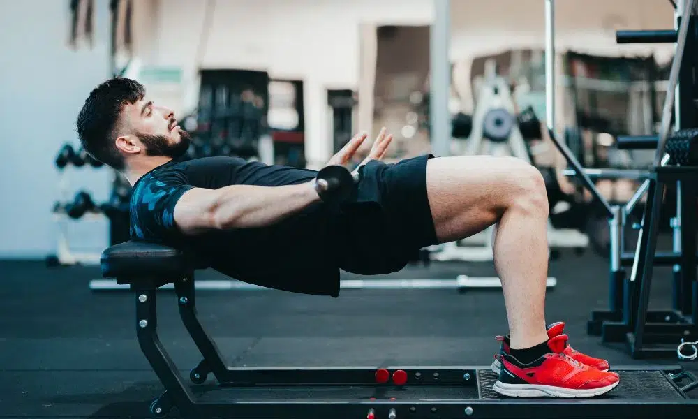 hombre haciendo hip thrust sin peso