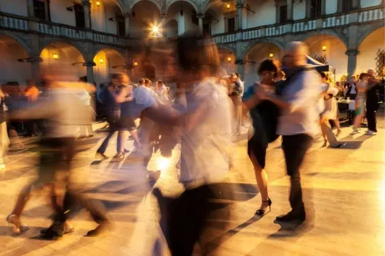 baile en una plaza durante una fiesta mayor
