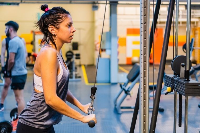 femme musculation poulie