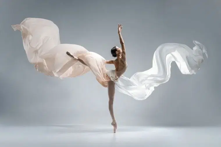 mujer bailando música clásica