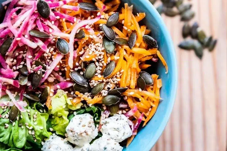 bowl de ensalada y semillas de calabaza