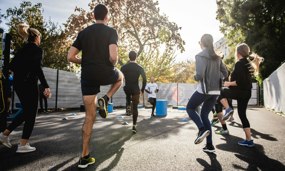 groupe de personnes en sport collectifs exterieurs