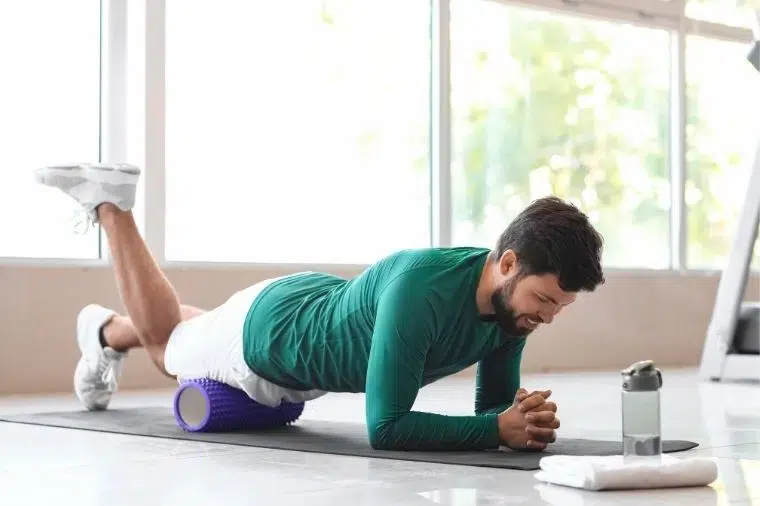 hombre usando foam roller para su cuadriceps