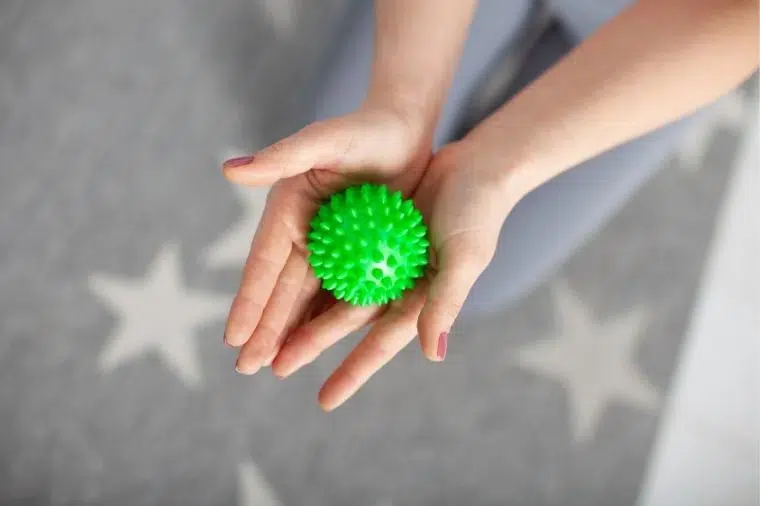pelota de masaje verde con picos