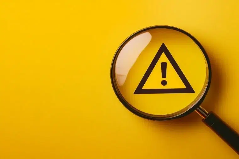 simbolo de atención con lupa