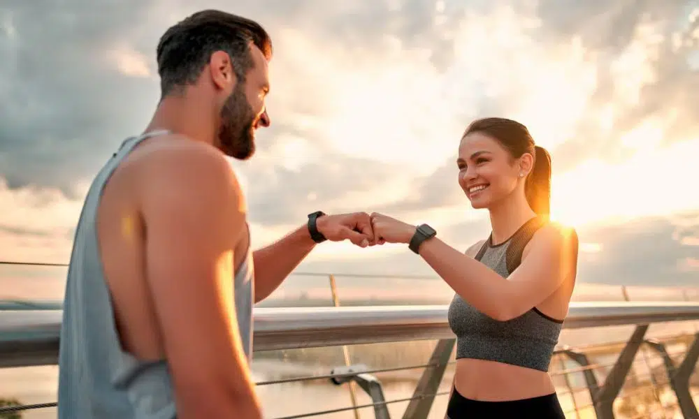 chico felicitando a chica por la sesión deportiva