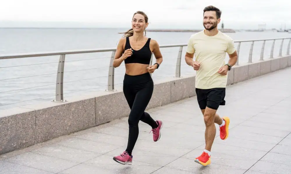 chico y chica corriendo