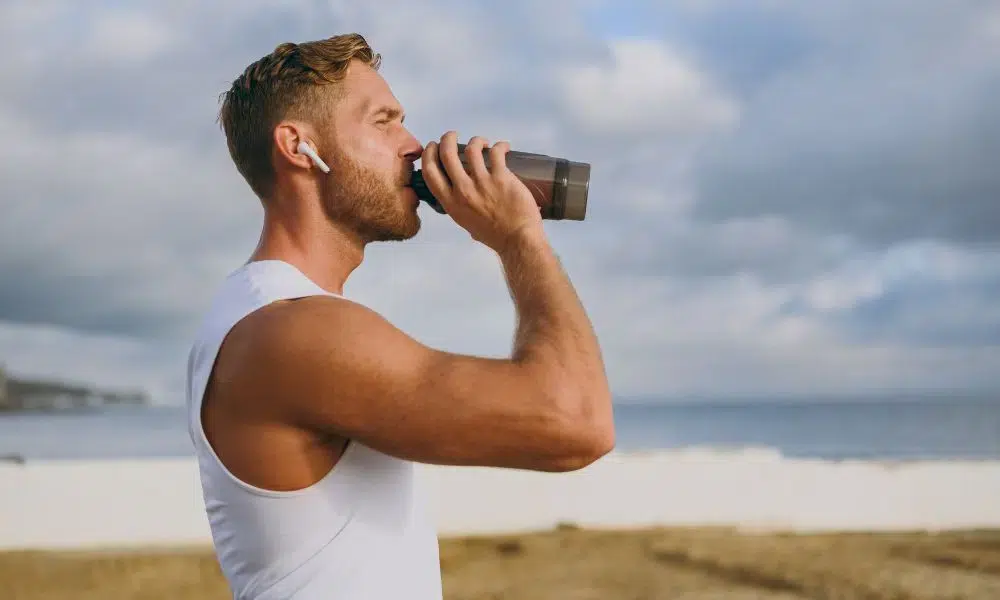 deportista bebiendo shaker de whey protein