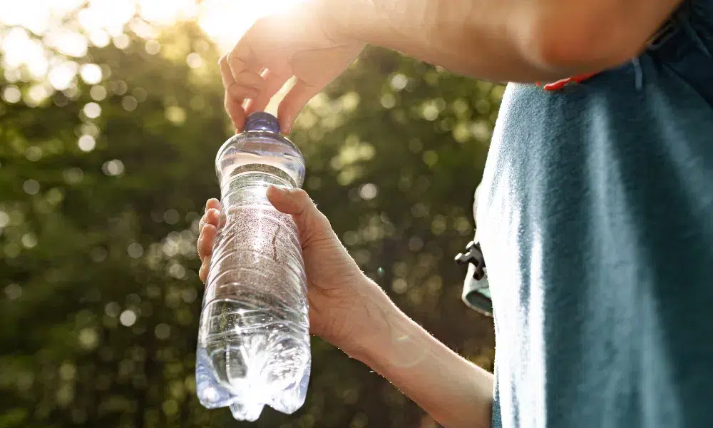 hombre abriendo botella de agua