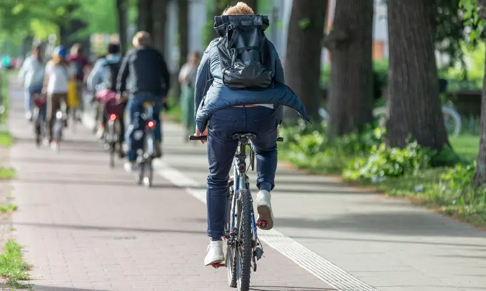 hombre con americana pedaleando para ir al trabajo