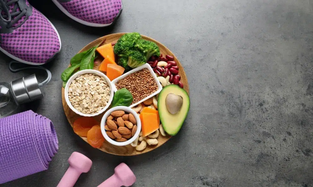 plato de comida equilibrada al lado de accesorios deportivos