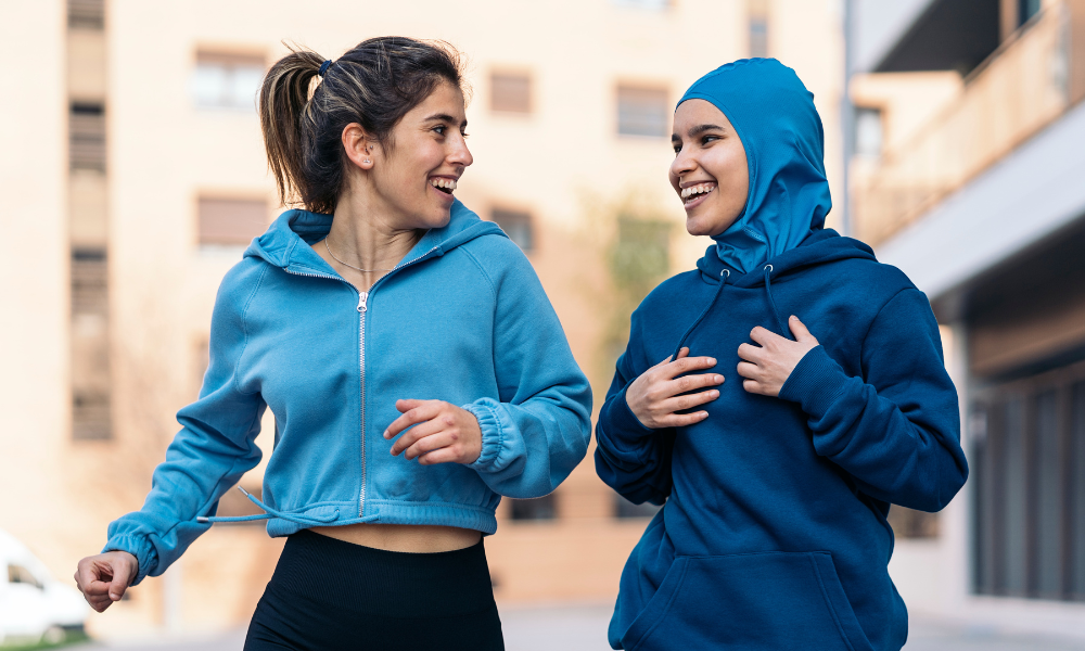 deux femmes en tenues de sport