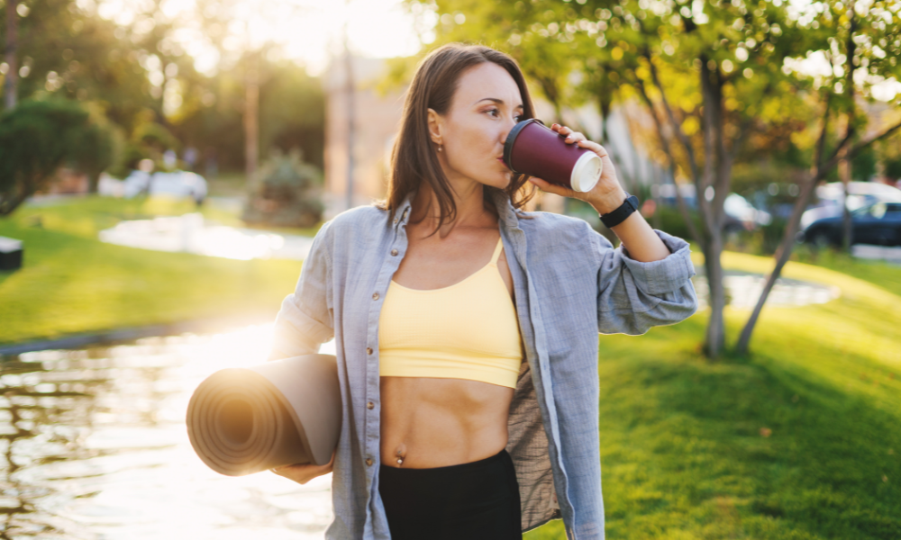 femme qui boit son cafe