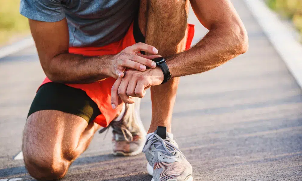 hombe midiendo su tiempo de cursa