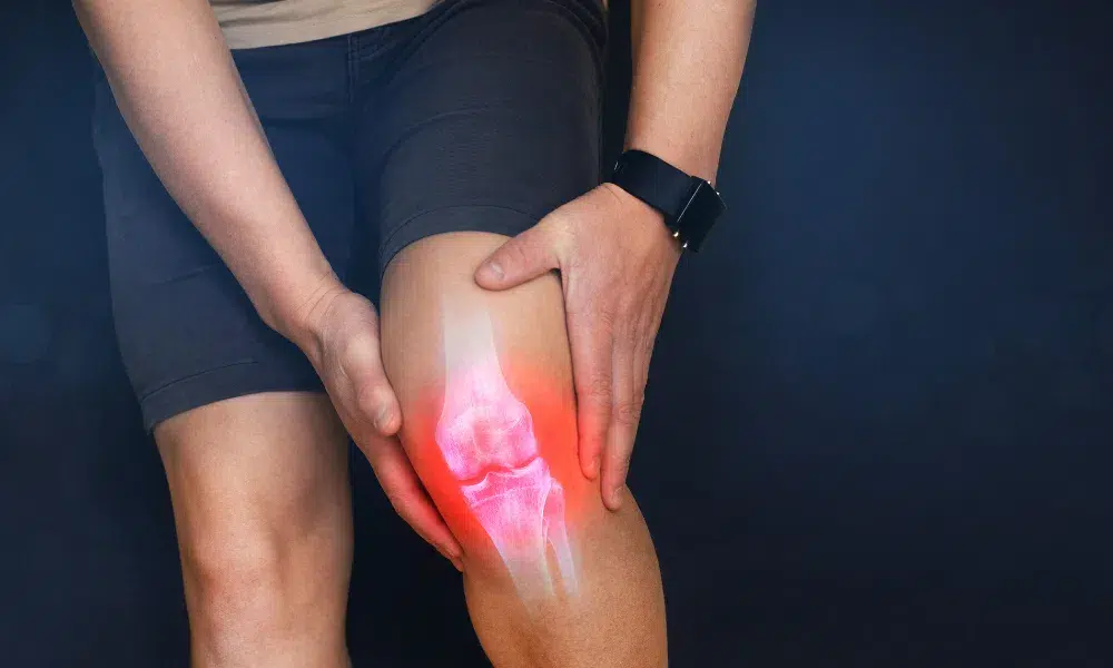 hombre tocandose la rodilla por lesion