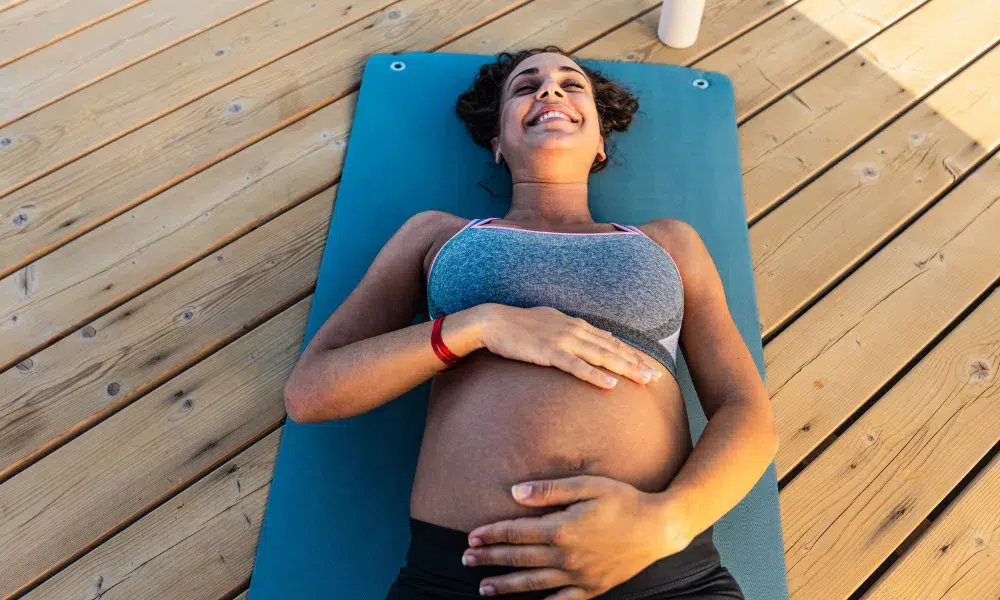 mujer embarazada haciendo yoga