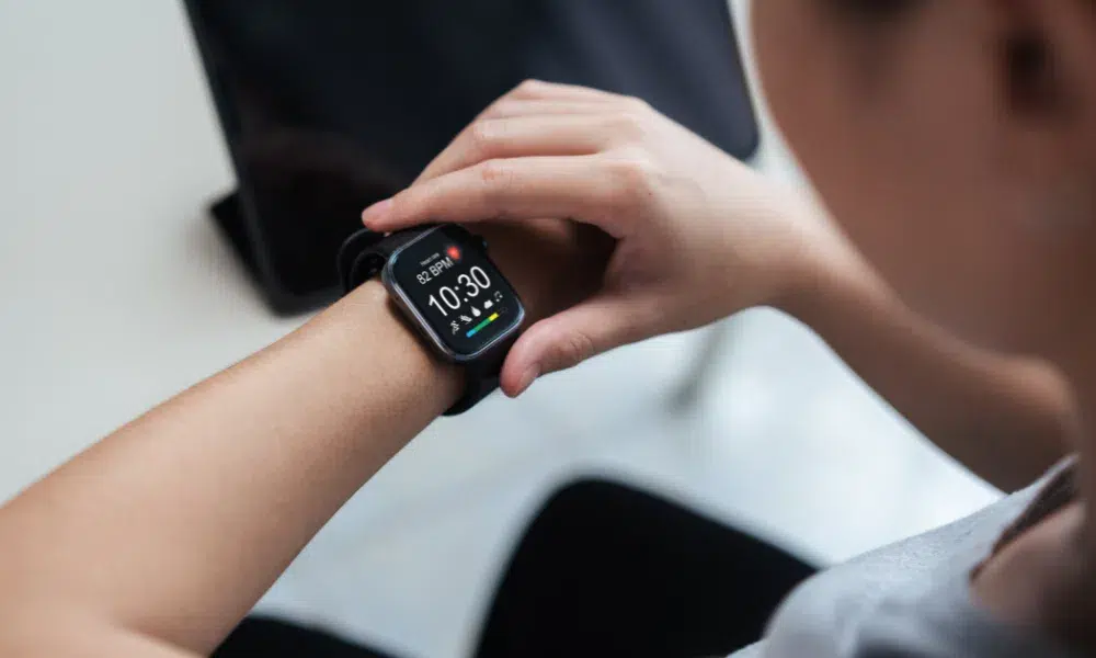 mujer mirando su smartwatch