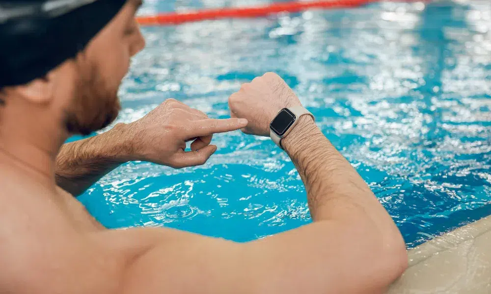nadador mirando su smartwatch