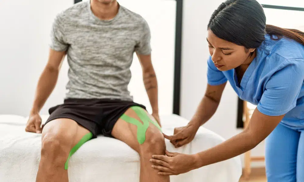 osteopata haciendo masaje deportivo