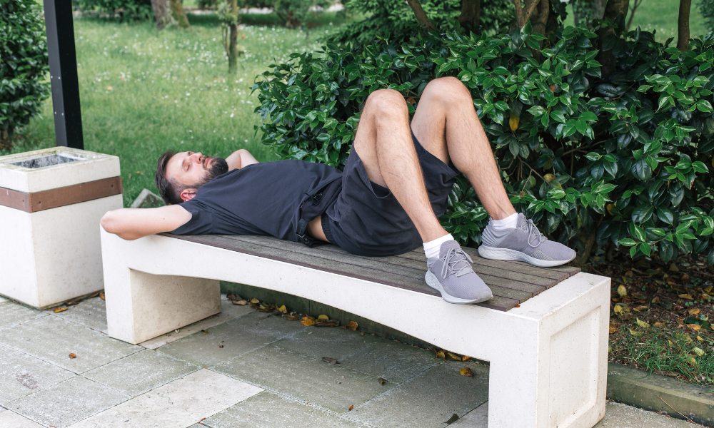 sieste sur un banc