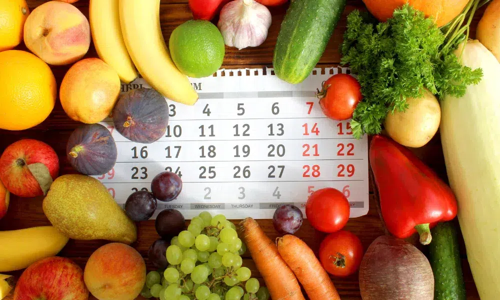 frutas encima de calendario para representar las temporadas