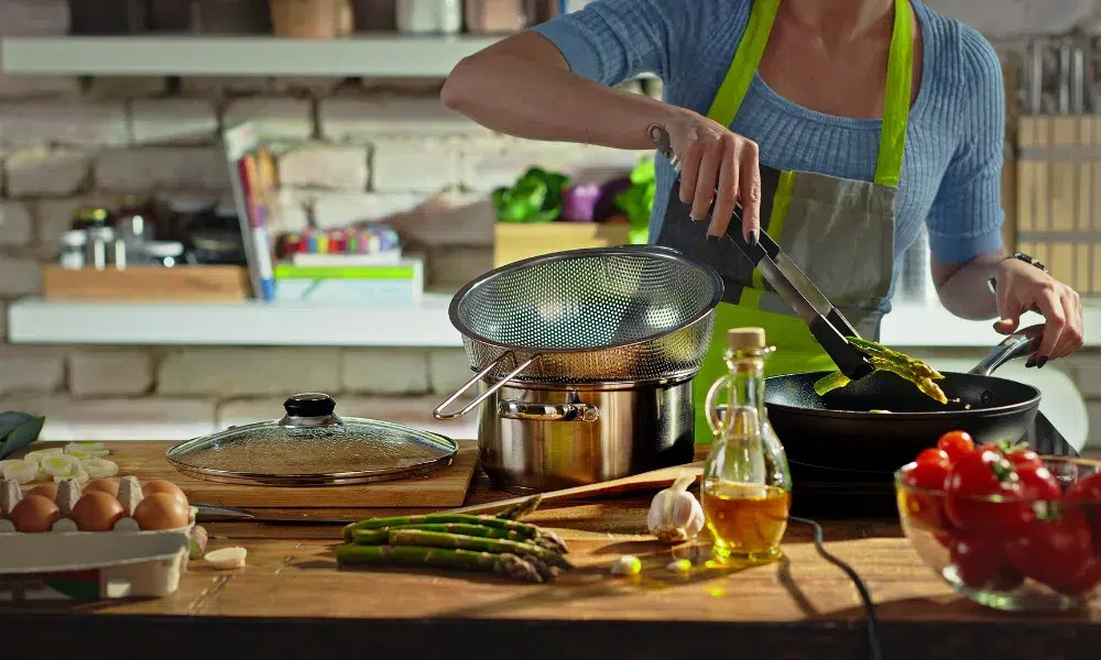 mujer cocicando esparragos