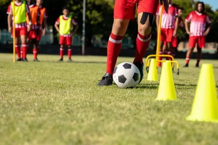 jugador joven rojiblanco esquivando conos arbeloa