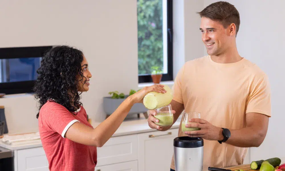 pareja compartiendo smoothie detox