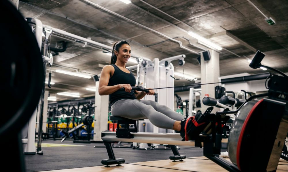 exercice cardio salle de sport rameur